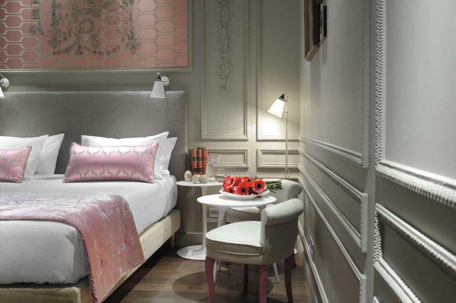 Серо-розовый интерьер спальни