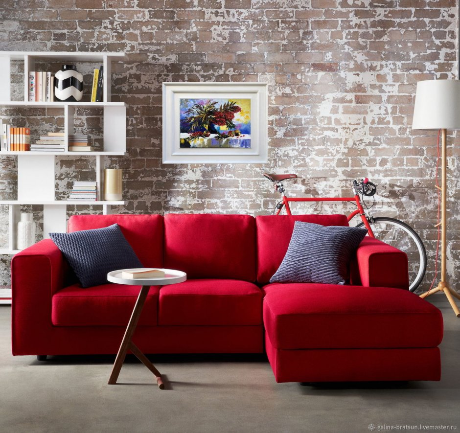 Красный диван в интерьере