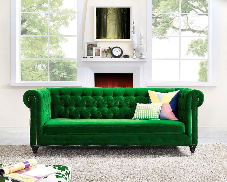 Зеленый бархатный диван Честер в гостиной
