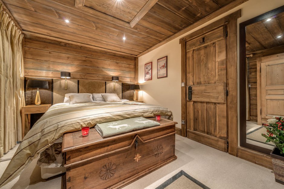 Спальня в деревянном доме в стиле Шале