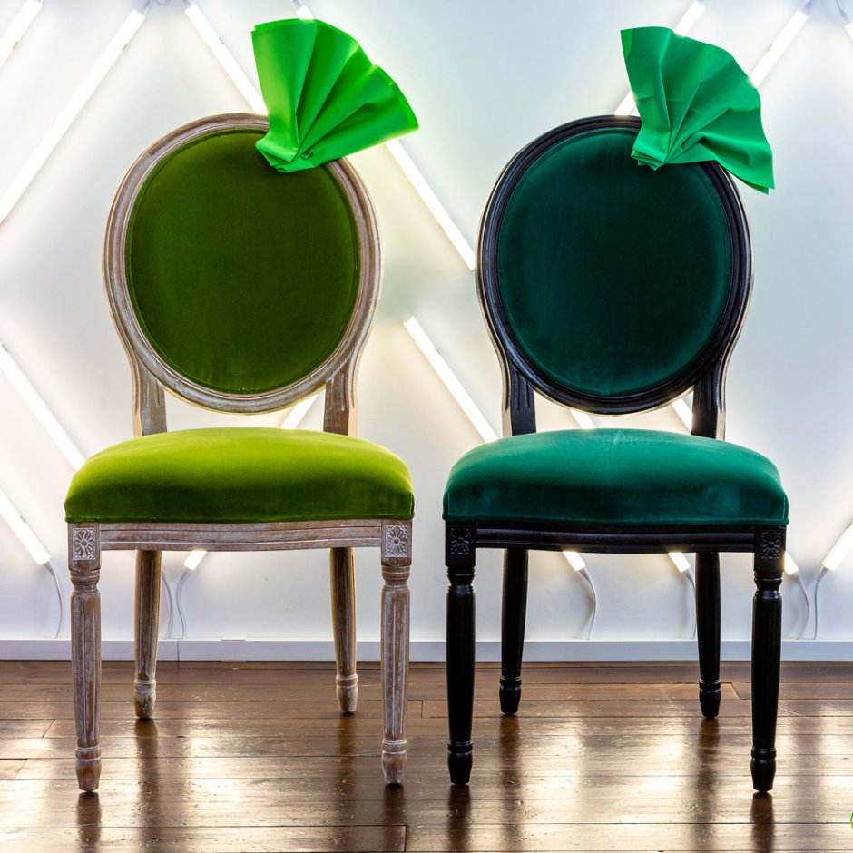 Зеленые бархатные стулья