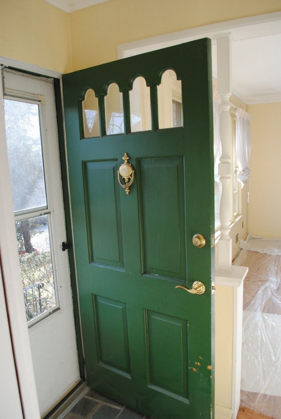 Красивая зеленая дверь межкомнатную