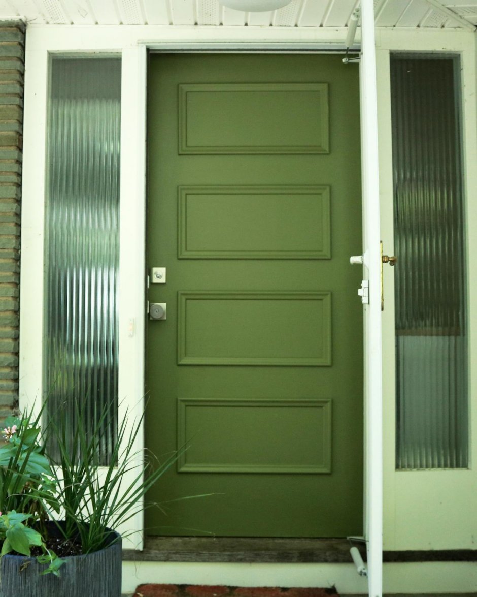 Входная дверь зеленого цвета