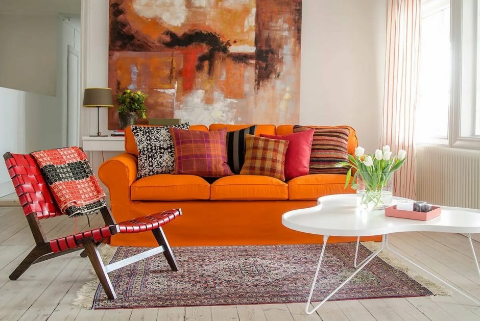 Оранжевый цвет дивана в интерьере