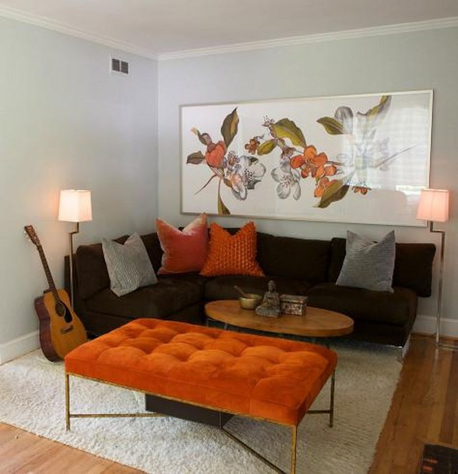 Оранжевый диван в коричневом интерьере