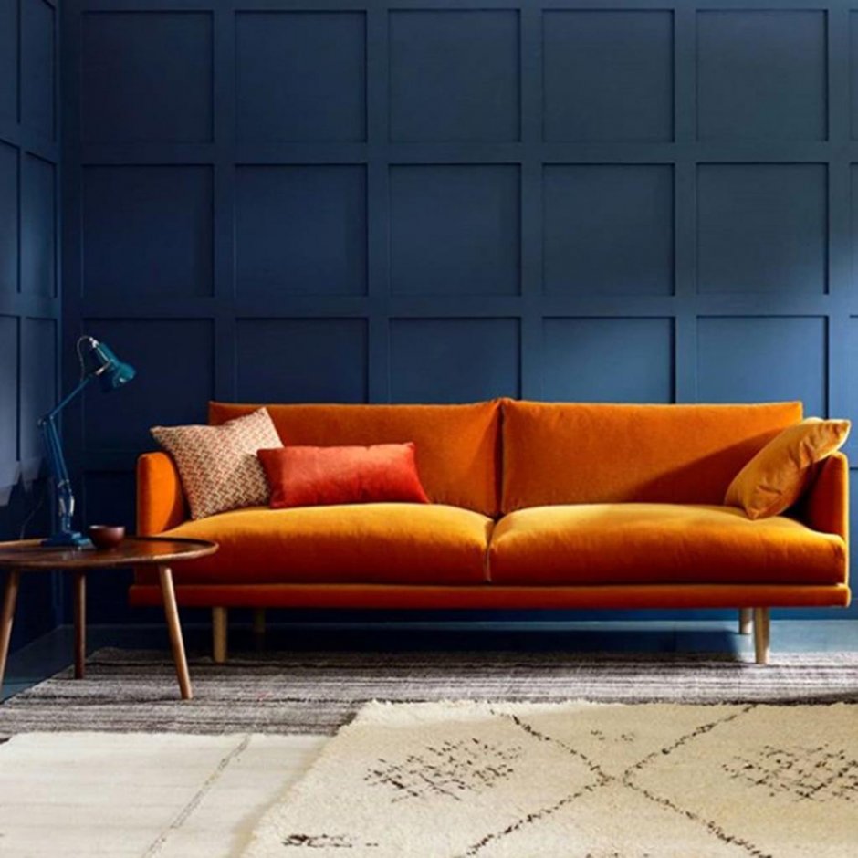 Терракотовый кожаный диван в интерьере