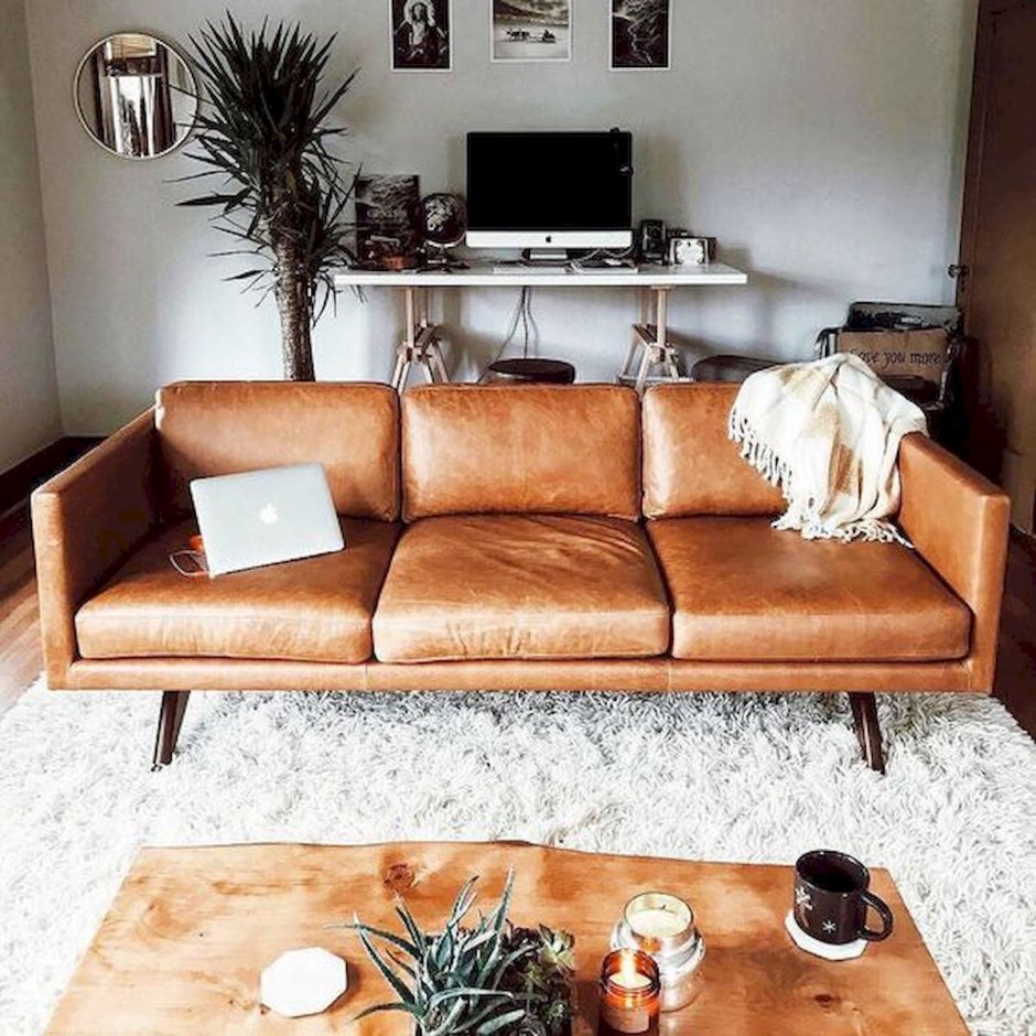 Коричневый кожаный диван в интерьере гостиной