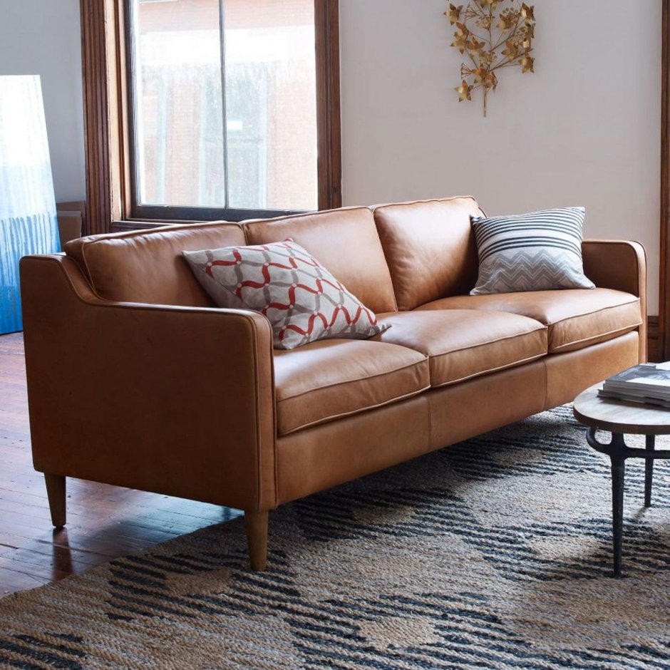 коричневого цвета кожаный диван