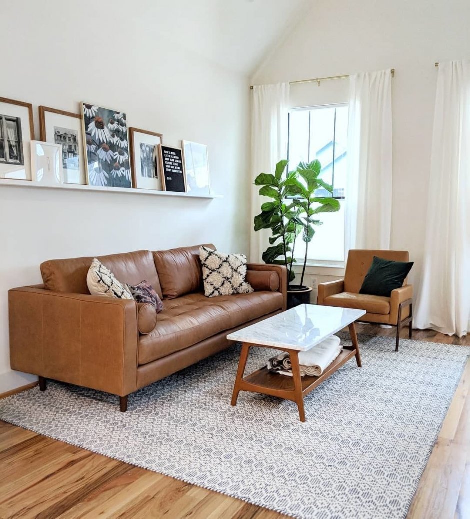 Маленькая гостиная с кожаным диваном