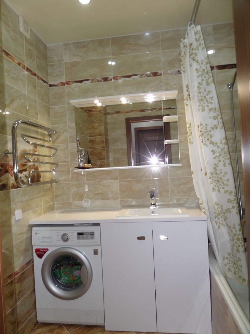 Компактная ванная комната со стиральной машиной