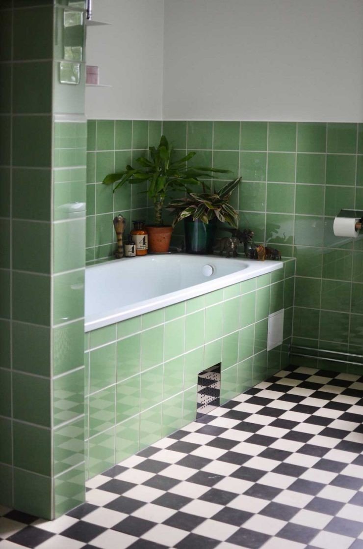 Ванная комната с зеленой плиткой