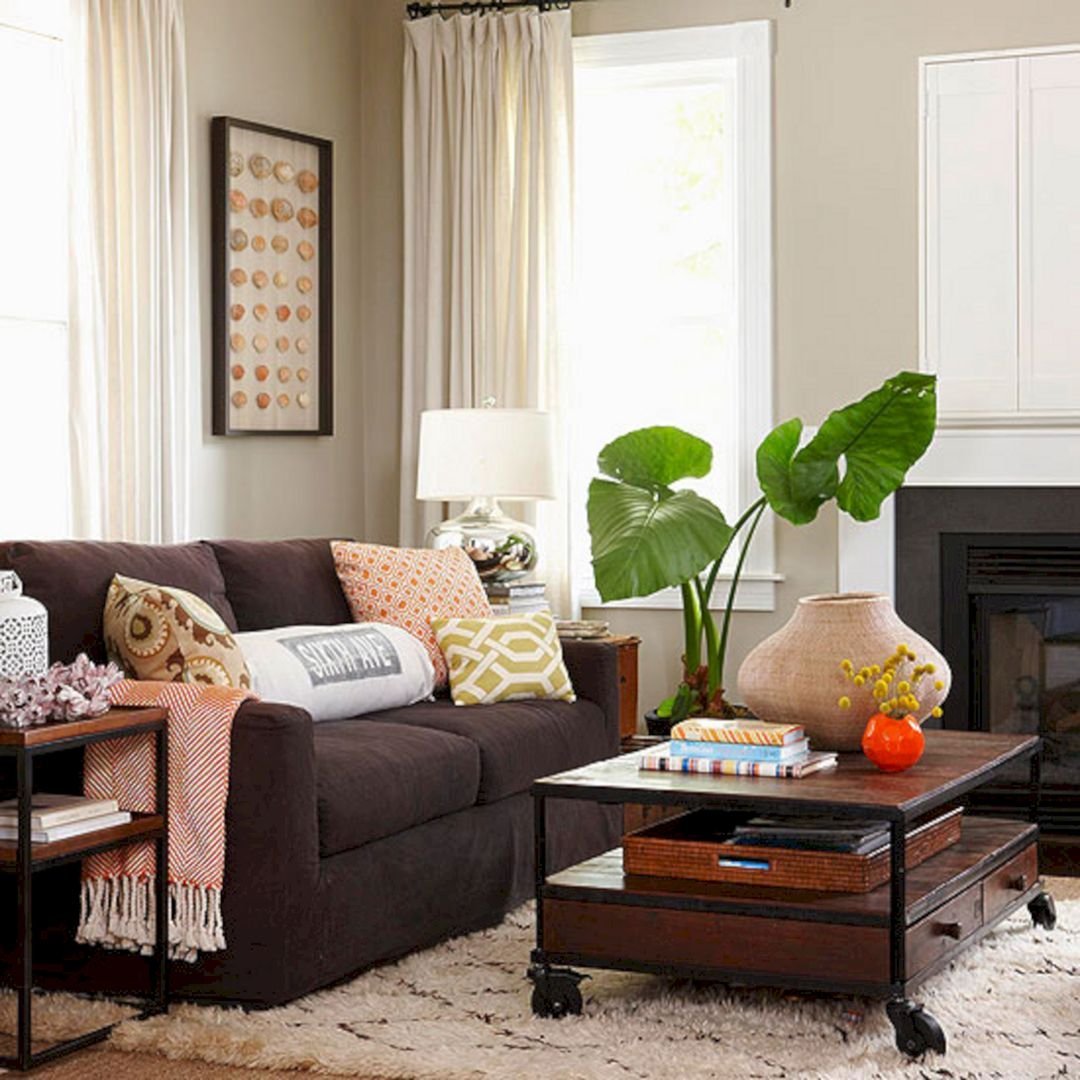 сочетание цветов в интерьере с коричневым диваном