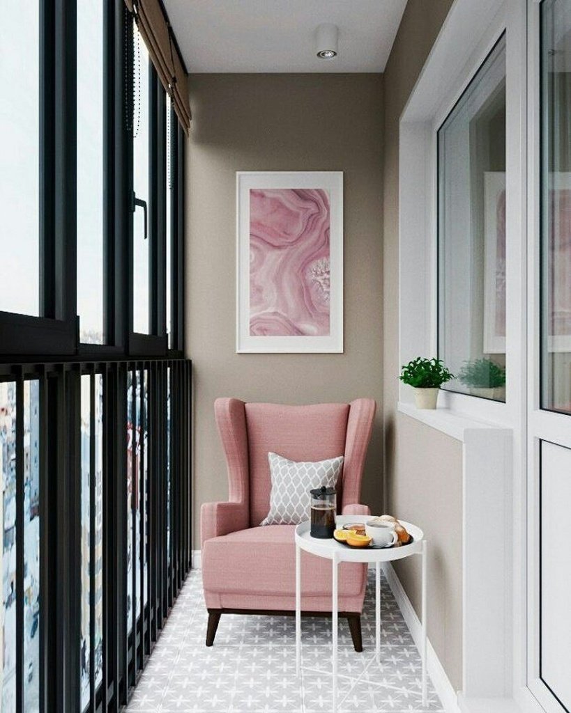 Уютный балкон с креслом
