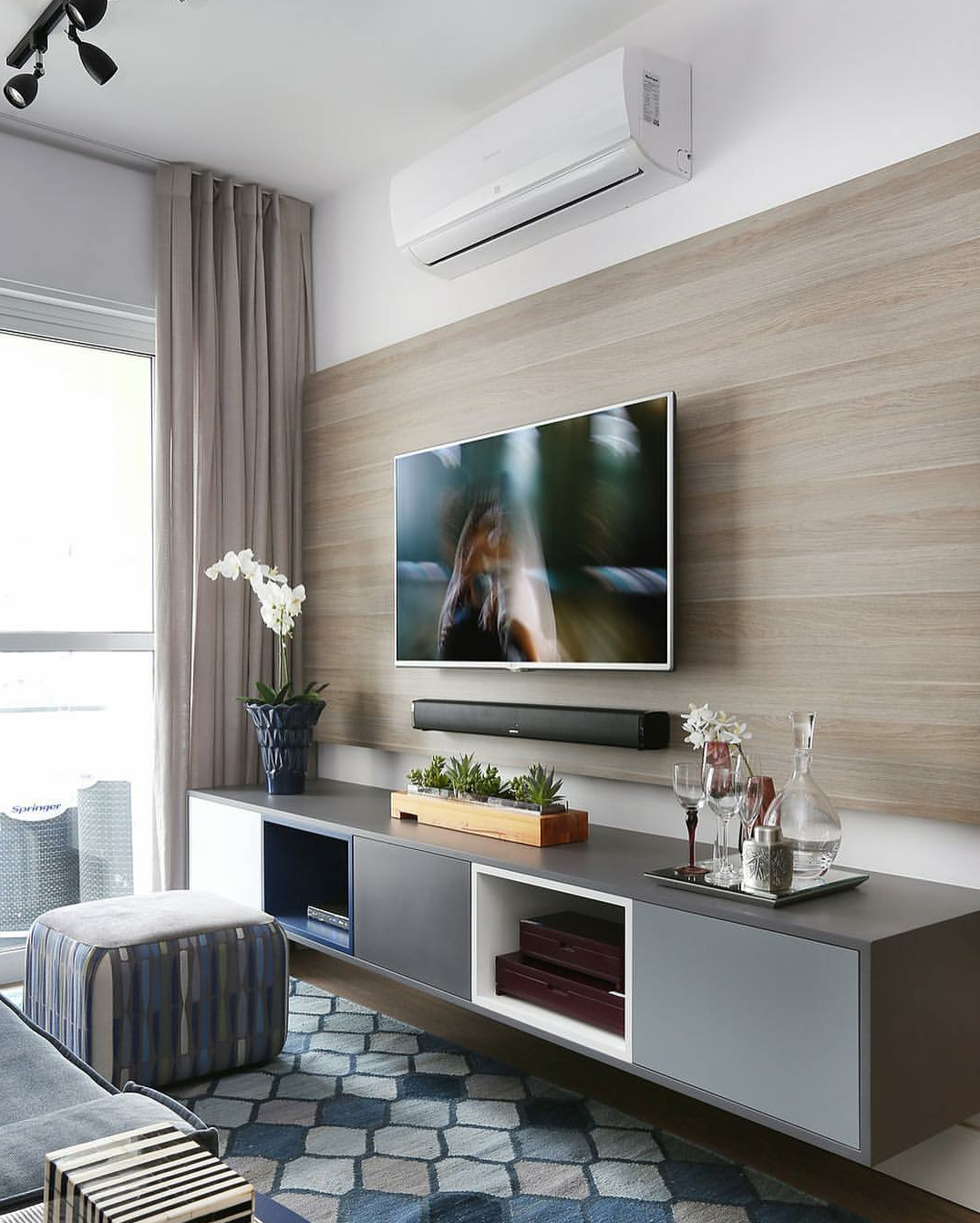 Дизайн стен с телевизором фото. Телевизор в интерьере. Гостиная с телевизором на стене. Телевизор в интерьере гостиной. Дизайнерское решение стены с телевизором.