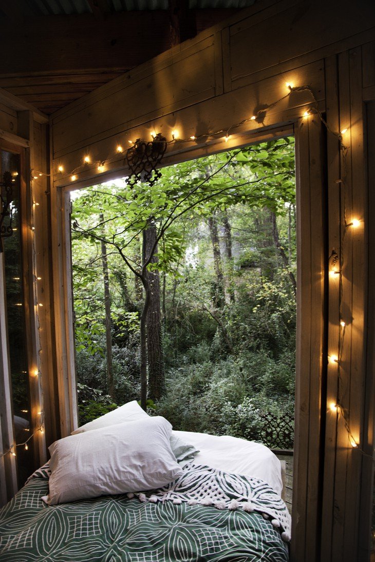 Уютная комнатка с окном