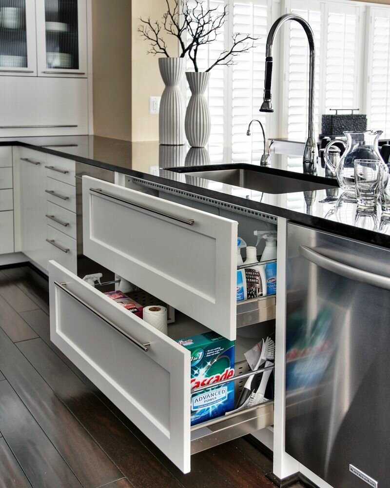 кухонный напольный шкаф с выдвижными ящиками и столешницей