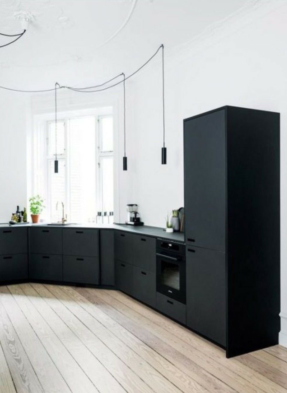 Черный холодильник в интерьере кухни фото