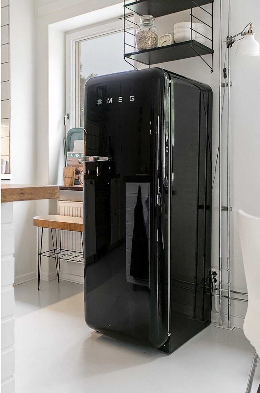 Холодильник Смег черный в интерьере