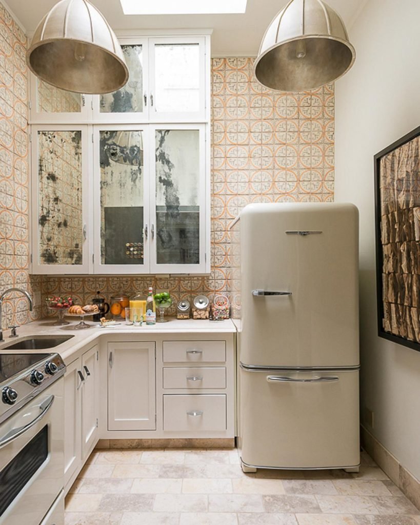 Холодильник в интерьере кухни