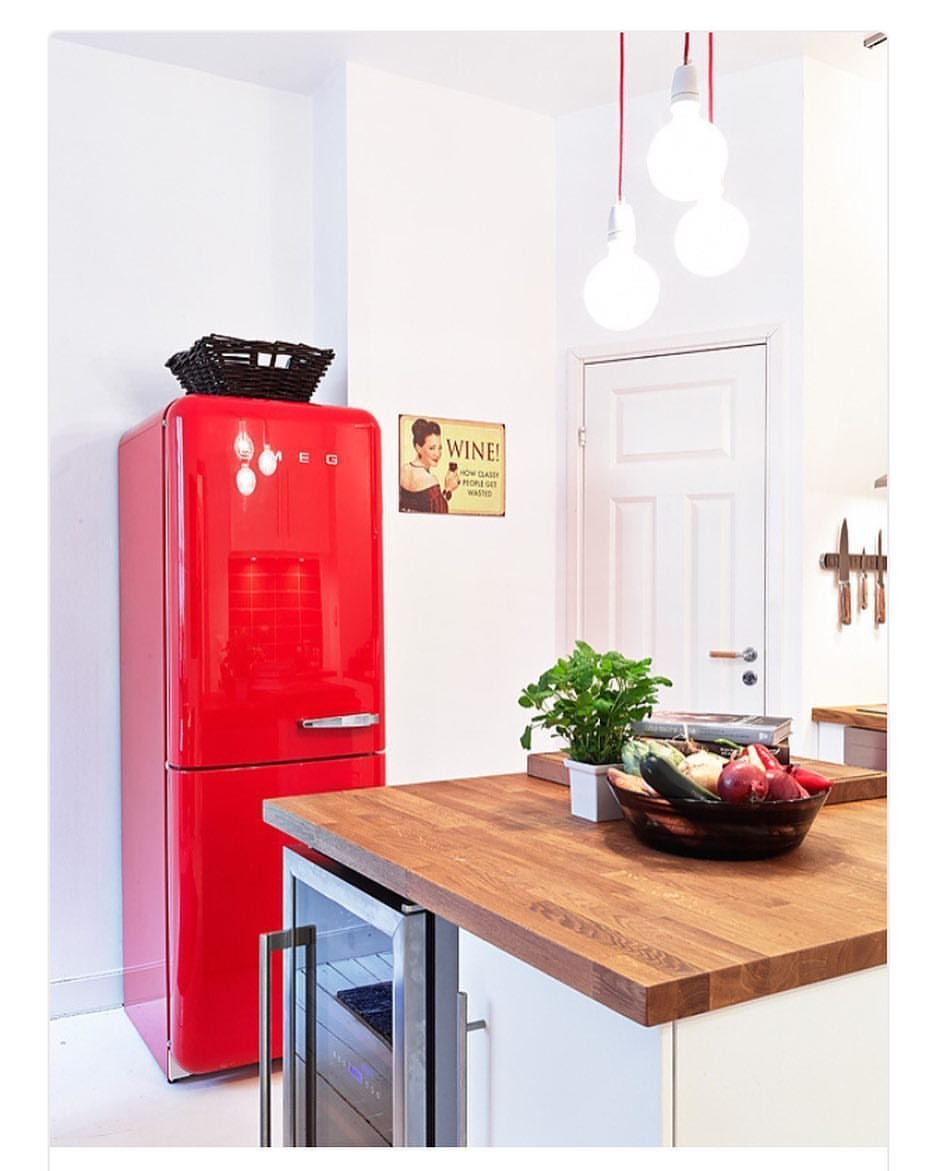 Холодильник Смег красный в интерьере
