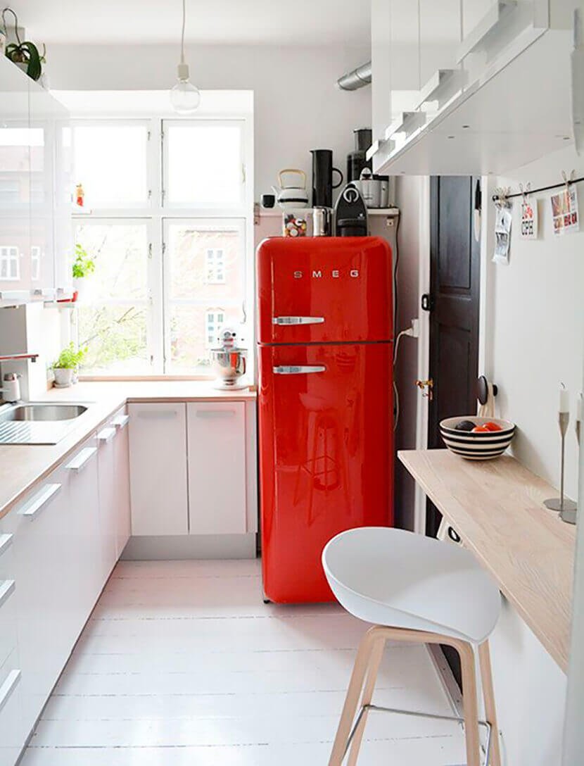 Красный холодильник Smeg в интерьере