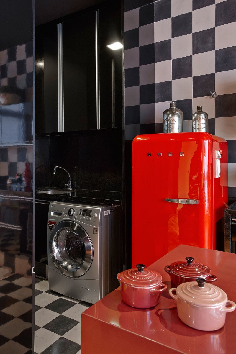 Холодильник Смег красный в интерьере