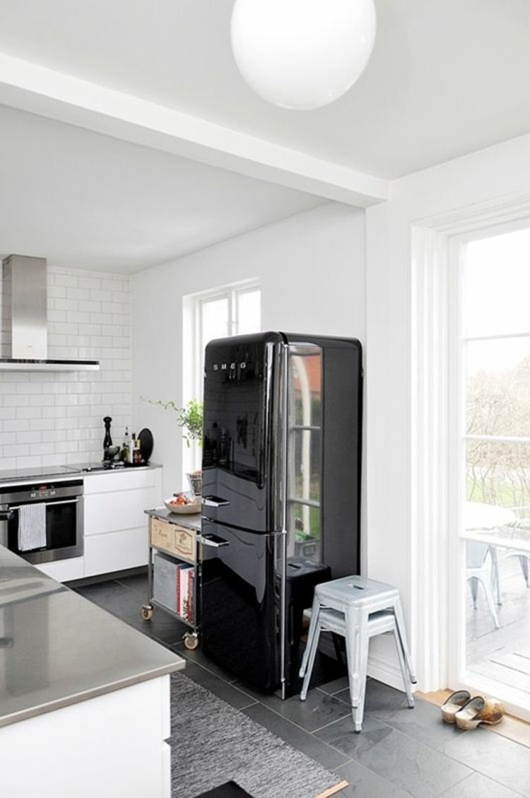 Черный ретро холодильник Смег на кухне