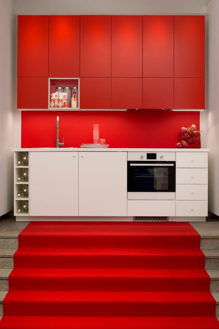 Кухня с красными фасадами в интерьере