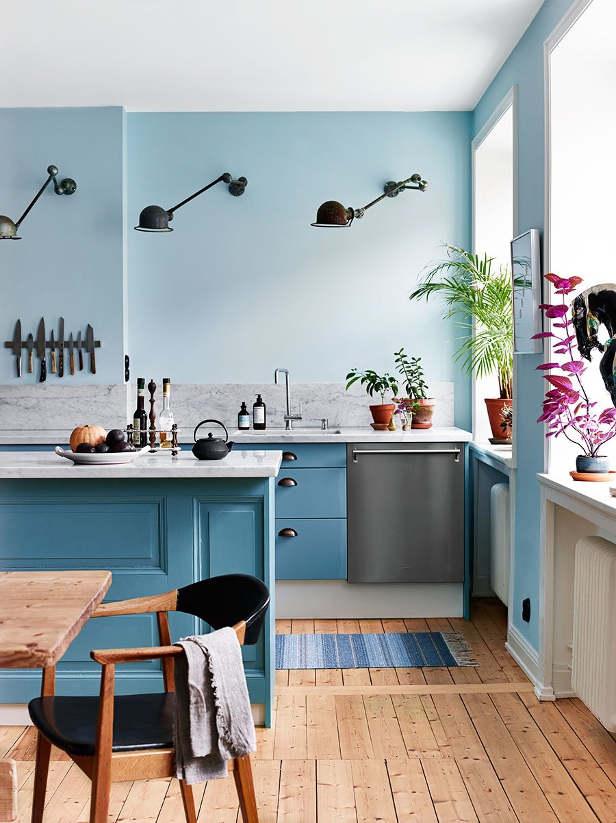 Кухня в скандинавском стиле в голубых тонах