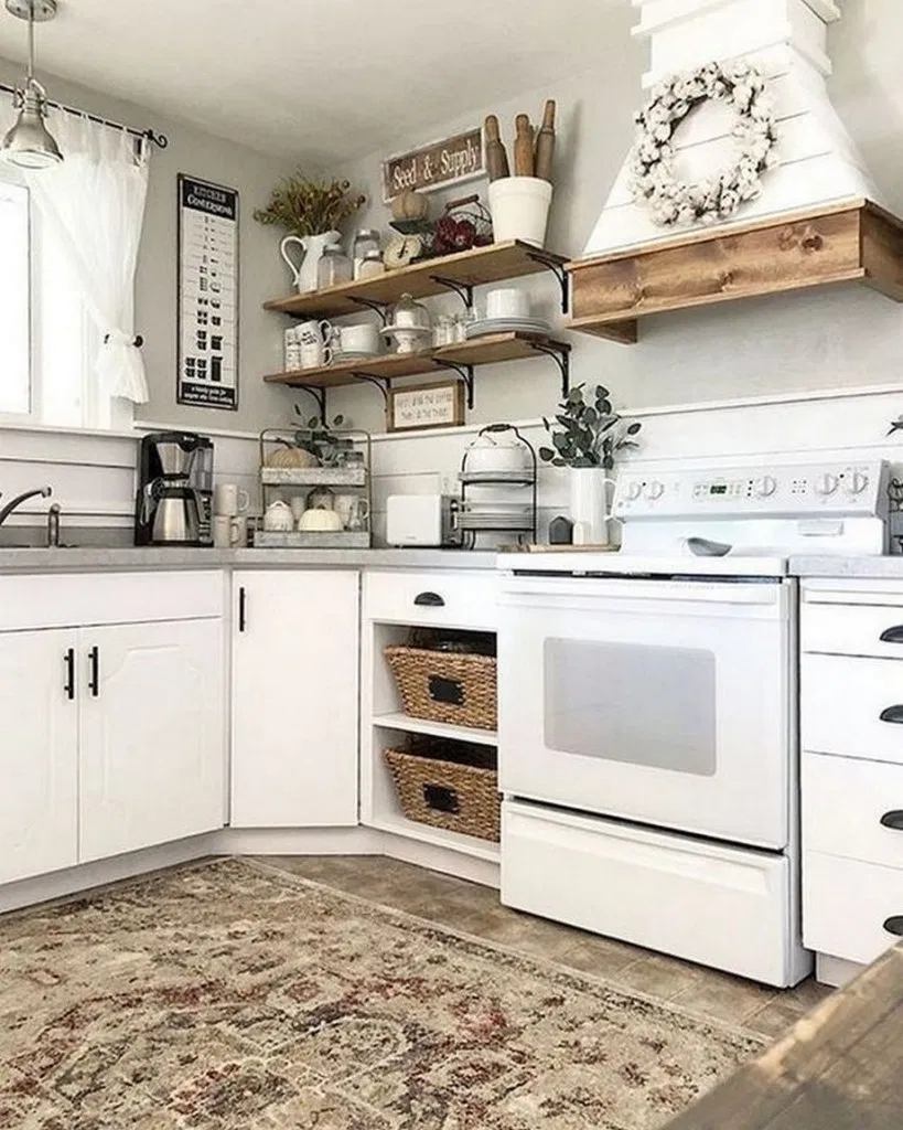Белая кухня в интерьере в Кантри стиле