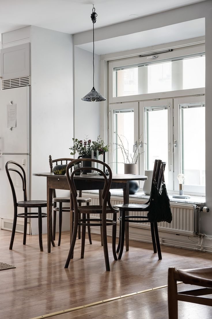 Венские стулья в современном интерьере кухни