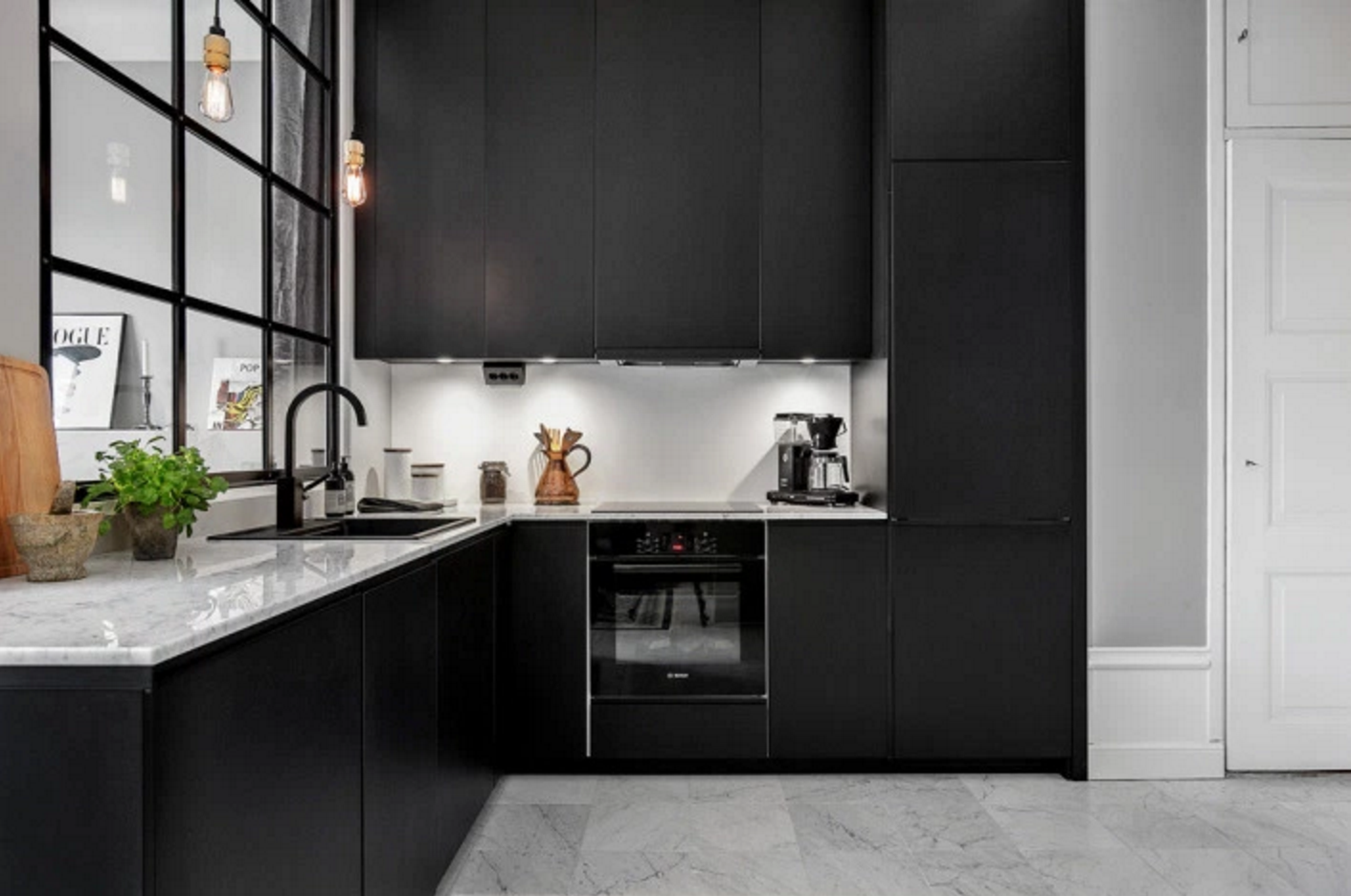 Черно белые серые кухни