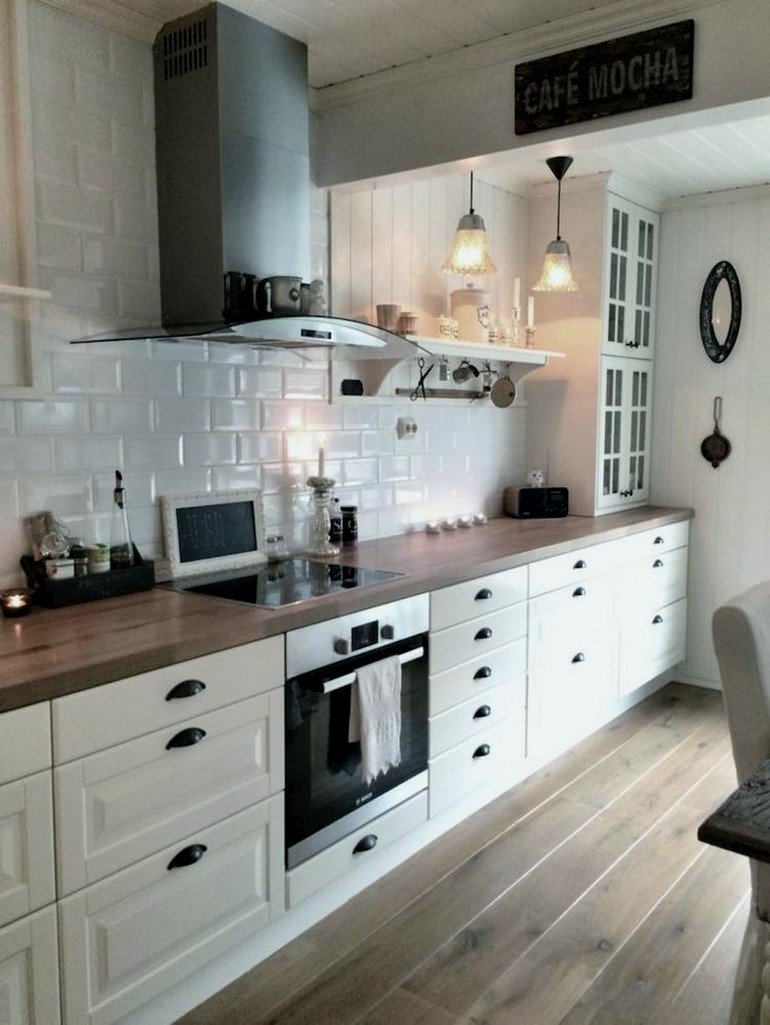 Белая кухня с деревянной столешницей в интерьере