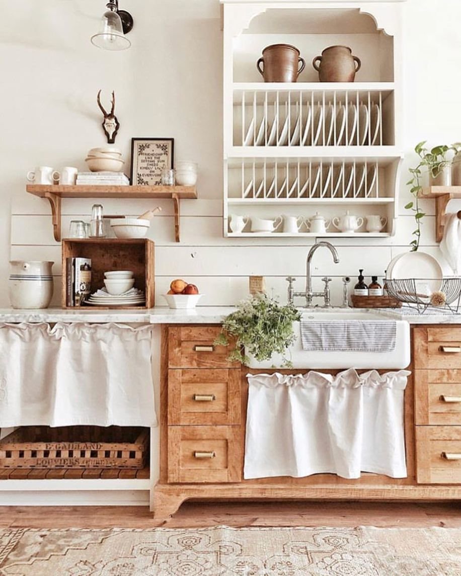 Белая кухня в деревенском стиле