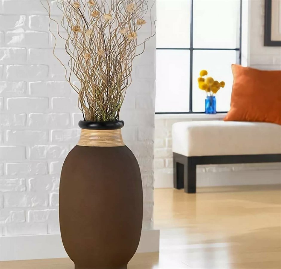 ваза с цветами в интерьере гостиной