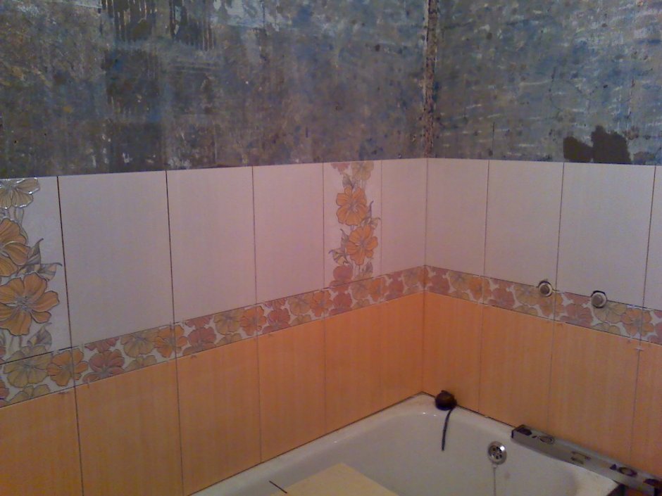 Выкладка плитки на стену в ванной комнате