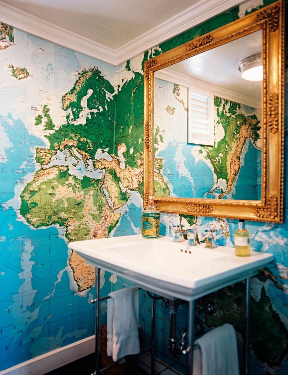 Ванная комната с картой мира