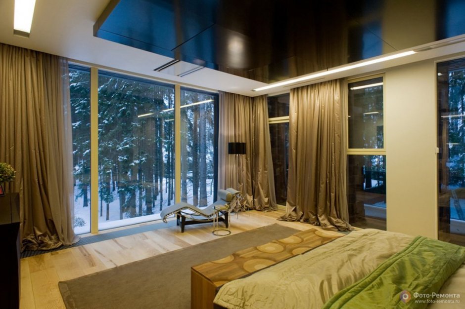 Спальня с панорамными окнами вверху