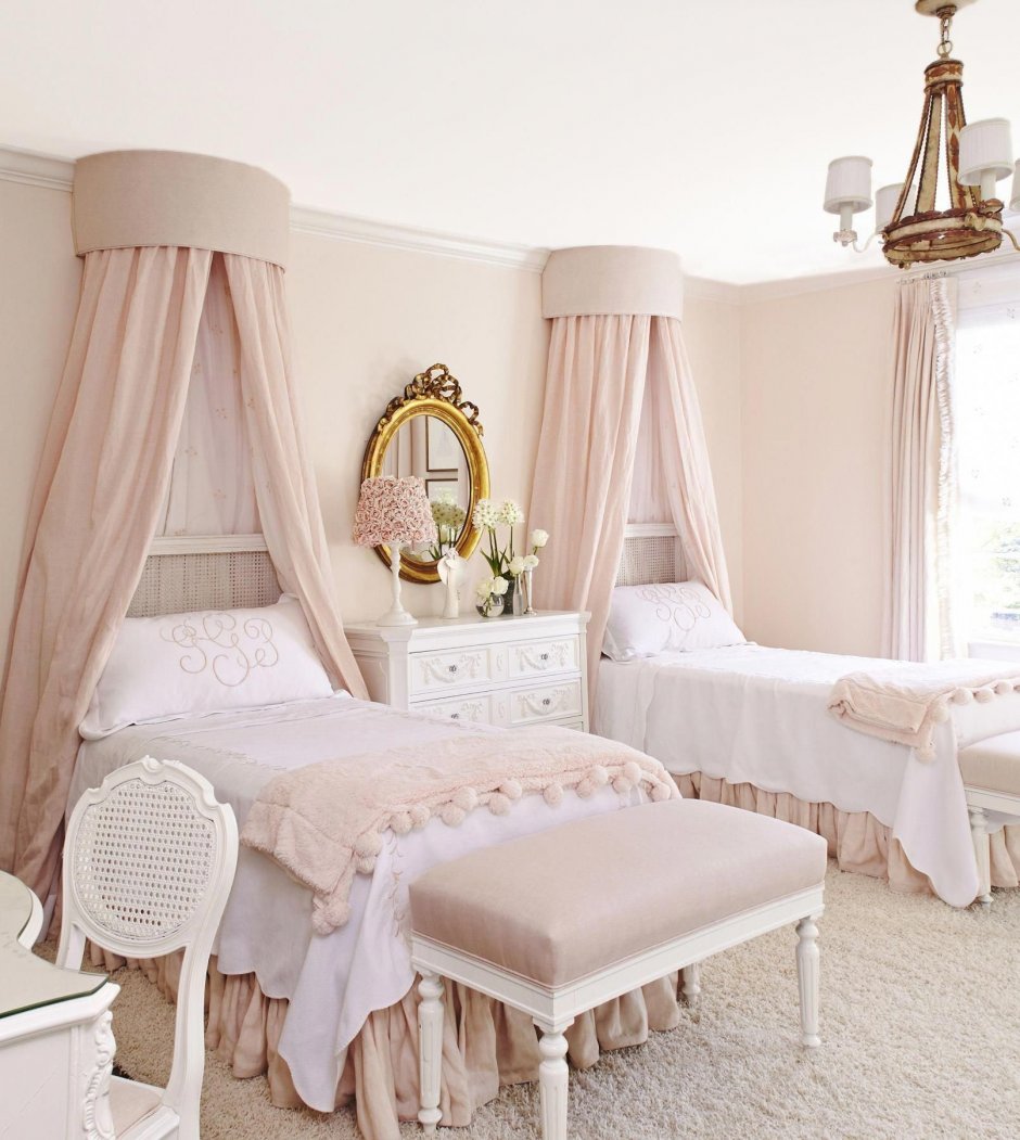 Комната для девочки с кроватью с балдахином