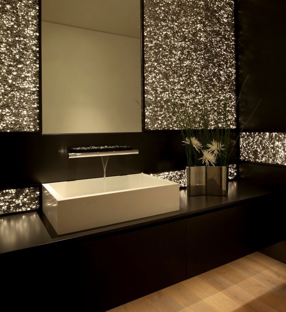 Блестящая ванная комната в современном стиле