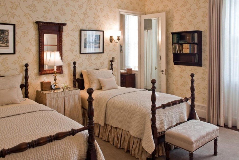 Спальня с 2 кроватями в классическом стиле
