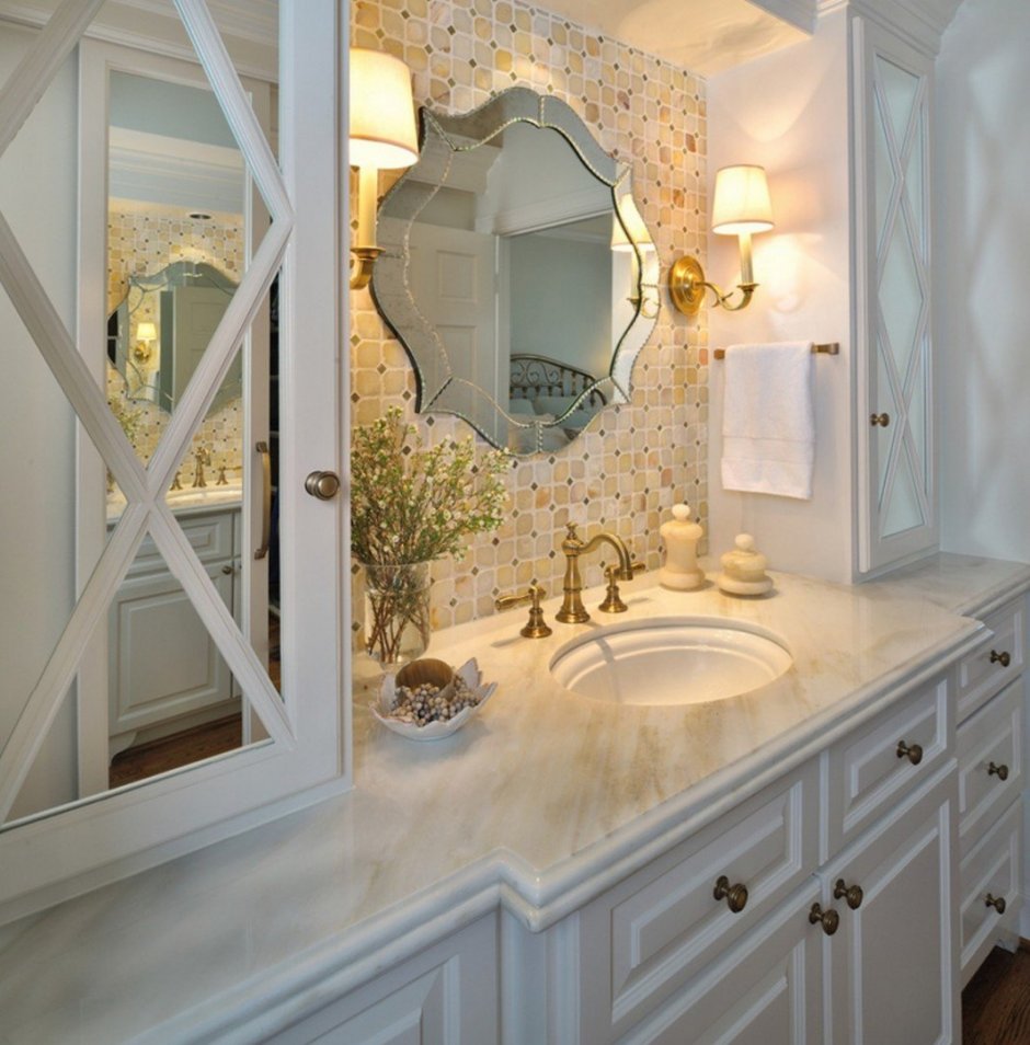 Красивые зеркала в интерьере ванной комнаты