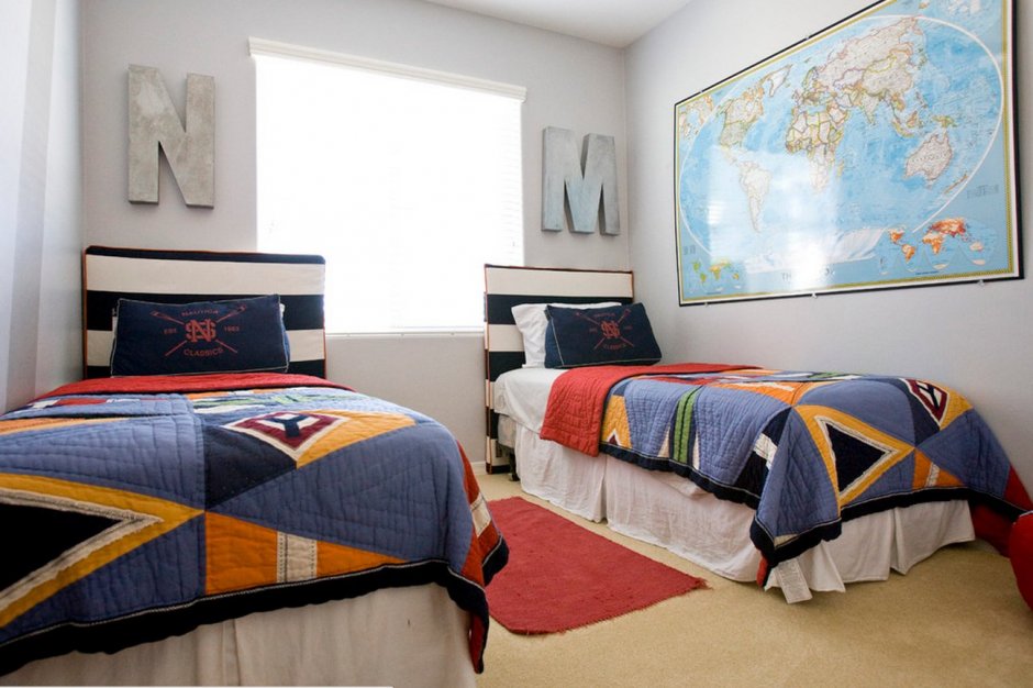 Спальня для мальчиков с двумя кроватями