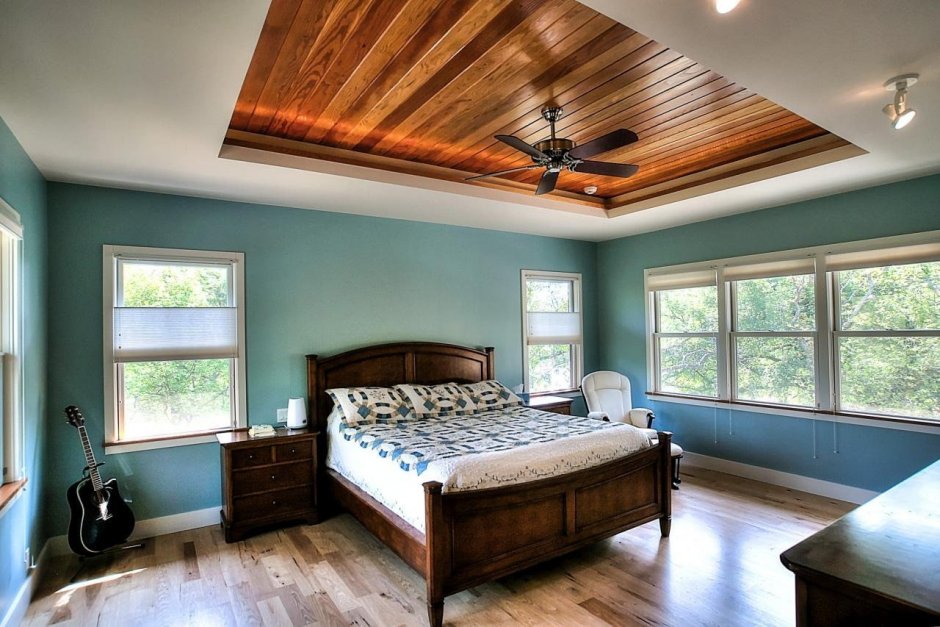 Двухуровневый деревянный потолок