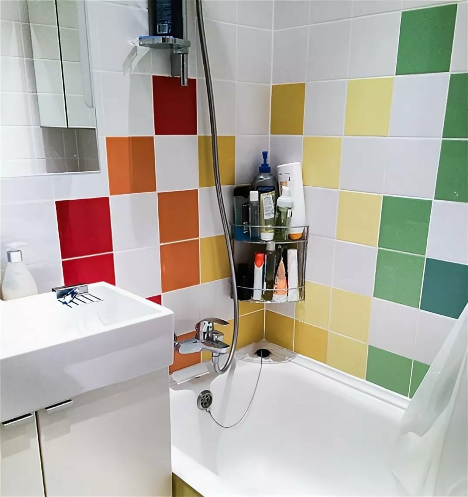 Разноцветная плитка в ванной