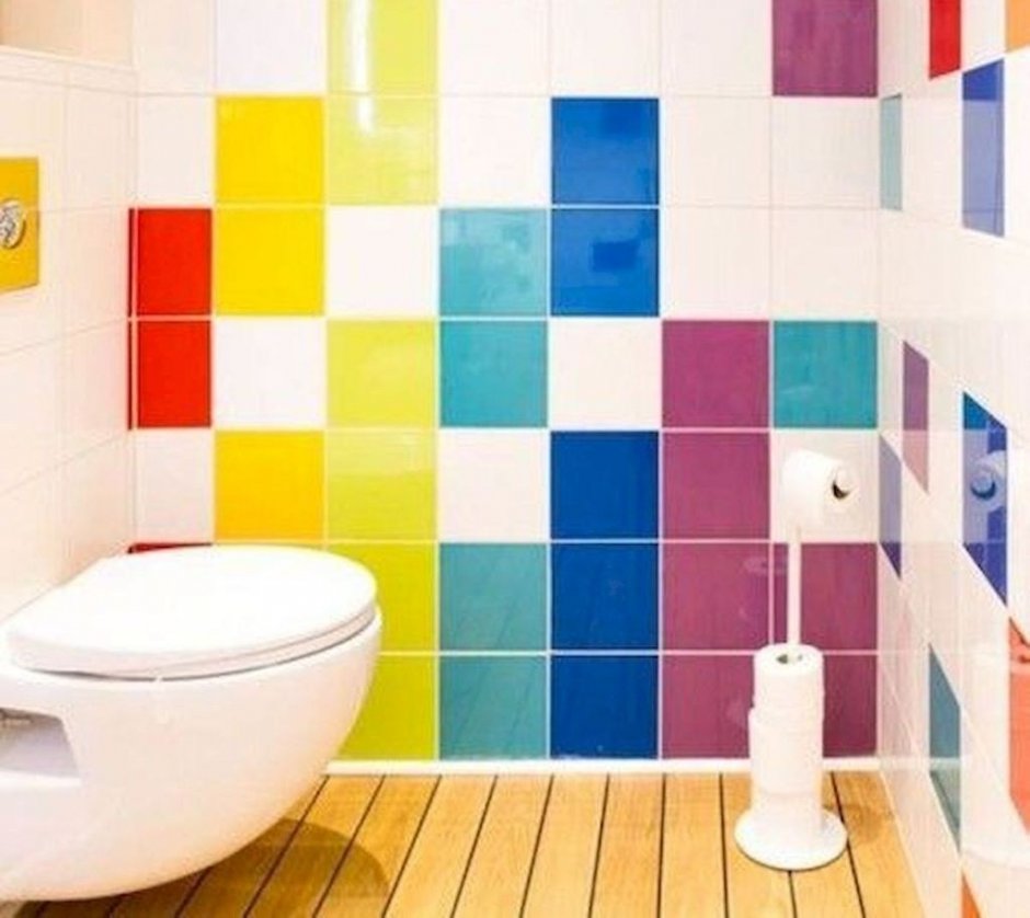 Ванна с разноцветной плиткой