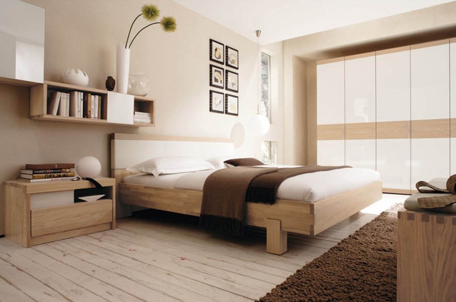 Спальня с деревянным полом
