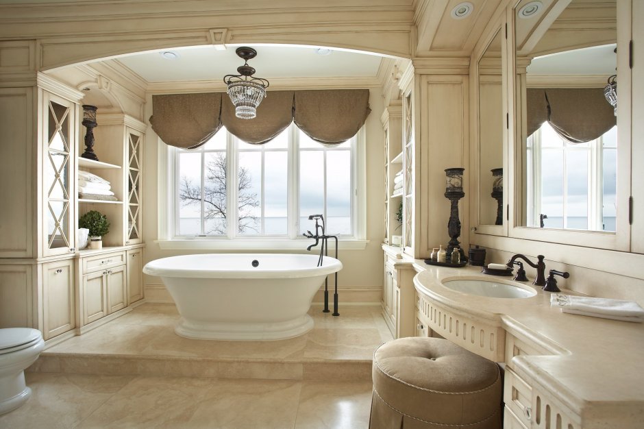 Красивая ванная комната с окном