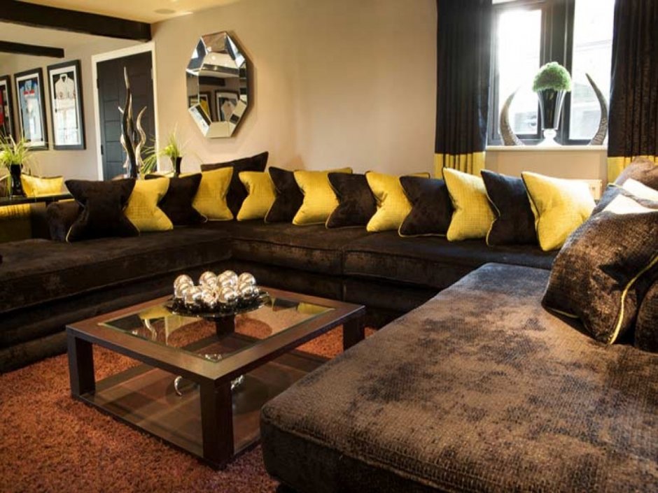 Интерьер гостиной с желтым диваном с коричневым