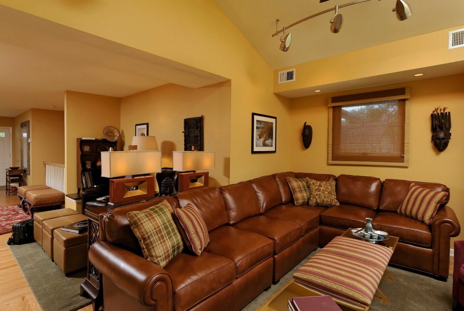 Гостиная с коричневым кожаным диваном